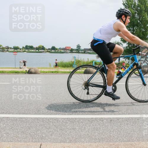 21.06.2025 - 27. Vierlanden-Triathlon H.Heesch http://msf.ph/oto/8020673 15.06.2025 12:04:19 Radfahren 19, 792, 804, 880, 932 meine-sportfotos.de