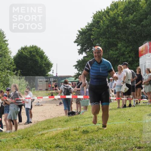 15.06.2025 - 27. Vierlanden-Triathlon KatJ http://msf.ph/oto/8020695 15.06.2025 10:22:03 Schwimmen 538 meine-sportfotos.de