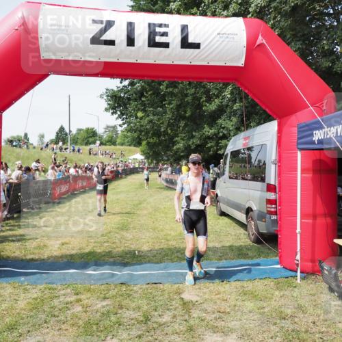 21.06.2025 - 27. Vierlanden-Triathlon MichiJ http://msf.ph/oto/8020713 15.06.2026 11:36:16 Ziel 378, 403 meine-sportfotos.de