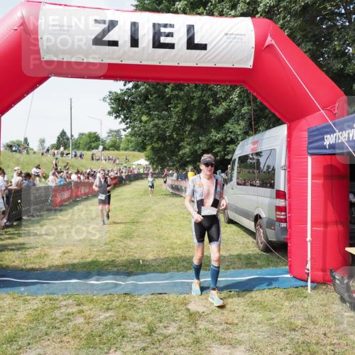 21.06.2025 - 27. Vierlanden-Triathlon MichiJ http://msf.ph/oto/8020731 15.06.2026 11:36:16 Ziel 378, 403 meine-sportfotos.de