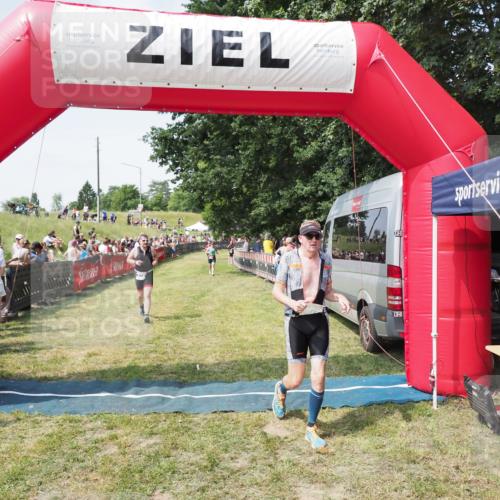 21.06.2025 - 27. Vierlanden-Triathlon MichiJ http://msf.ph/oto/8020763 15.06.2026 11:36:16 Ziel 378, 403 meine-sportfotos.de