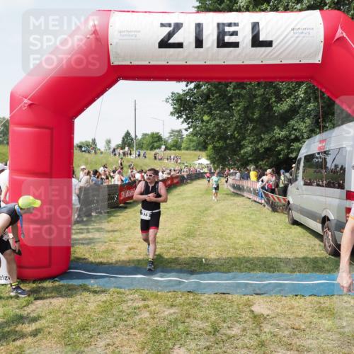 21.06.2025 - 27. Vierlanden-Triathlon MichiJ http://msf.ph/oto/8020779 15.06.2026 11:36:18 Ziel 378, 403 meine-sportfotos.de