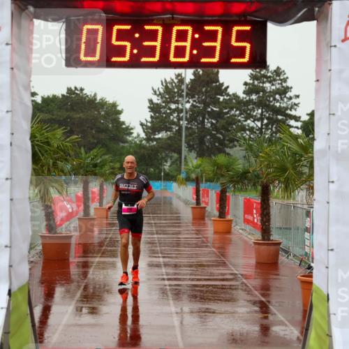 15.06.2025 - 7 Türme Triathlon Michael Strokosch http://msf.ph/oto/8020782 15.06.2025 15:38:35 Ziel 301 meine-sportfotos.de