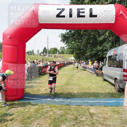 21.06.2025 - 27. Vierlanden-Triathlon MichiJ http://msf.ph/oto/8020798 15.06.2026 11:36:18 Ziel 378, 403 meine-sportfotos.de