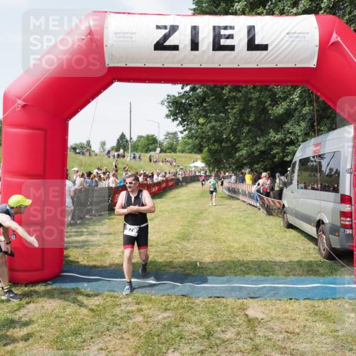 21.06.2025 - 27. Vierlanden-Triathlon MichiJ http://msf.ph/oto/8020814 15.06.2026 11:36:18 Ziel 378, 403 meine-sportfotos.de