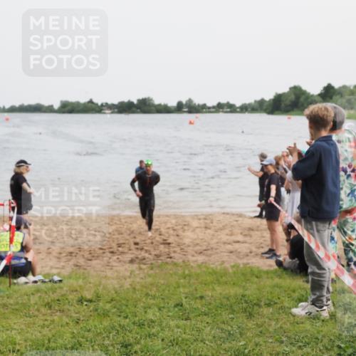 21.06.2025 - 27. Vierlanden-Triathlon MichiJ http://msf.ph/oto/8020818 15.06.2026 10:50:37 Schwimmen 753, 767 meine-sportfotos.de
