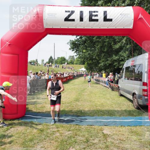 21.06.2025 - 27. Vierlanden-Triathlon MichiJ http://msf.ph/oto/8020819 15.06.2026 11:36:18 Ziel 378, 403 meine-sportfotos.de