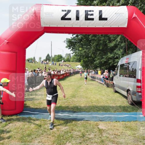 21.06.2025 - 27. Vierlanden-Triathlon MichiJ http://msf.ph/oto/8020832 15.06.2026 11:36:19 Ziel 378, 403 meine-sportfotos.de