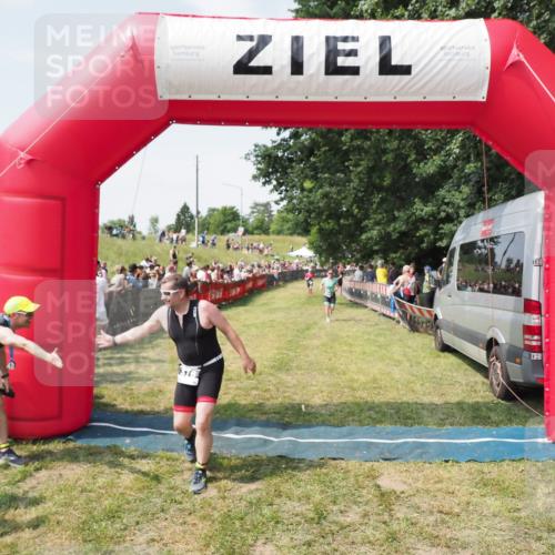 21.06.2025 - 27. Vierlanden-Triathlon MichiJ http://msf.ph/oto/8020837 15.06.2026 11:36:19 Ziel 378, 403 meine-sportfotos.de
