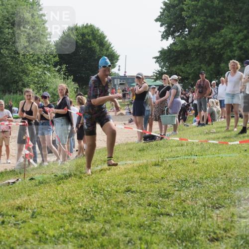 15.06.2025 - 27. Vierlanden-Triathlon KatJ http://msf.ph/oto/8020879 15.06.2025 10:23:20 Schwimmen 531 meine-sportfotos.de