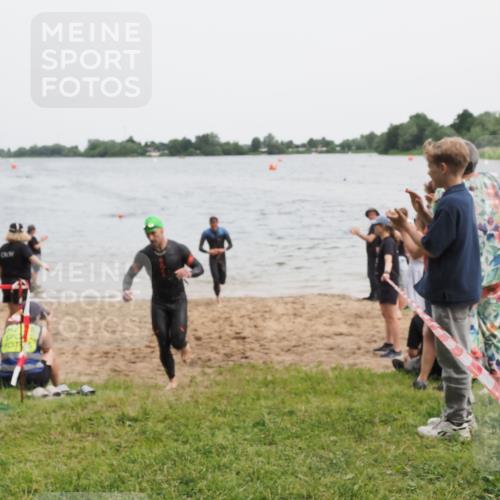 21.06.2025 - 27. Vierlanden-Triathlon MichiJ http://msf.ph/oto/8020894 15.06.2026 10:50:39 Schwimmen 753, 767 meine-sportfotos.de
