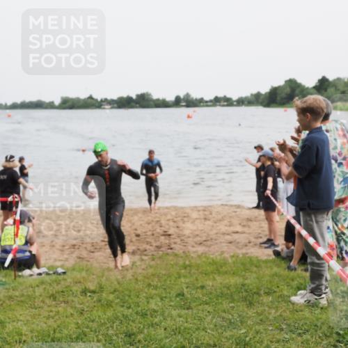 21.06.2025 - 27. Vierlanden-Triathlon MichiJ http://msf.ph/oto/8020911 15.06.2026 10:50:39 Schwimmen 753, 767 meine-sportfotos.de