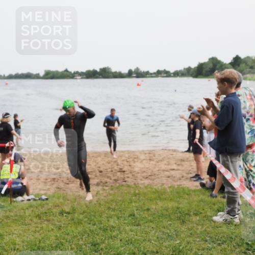21.06.2025 - 27. Vierlanden-Triathlon MichiJ http://msf.ph/oto/8020913 15.06.2026 10:50:39 Schwimmen 753, 767 meine-sportfotos.de