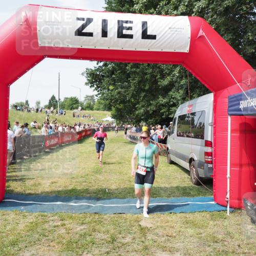 21.06.2025 - 27. Vierlanden-Triathlon MichiJ http://msf.ph/oto/8020918 15.06.2026 11:36:25 Ziel 247, 378, 472 meine-sportfotos.de