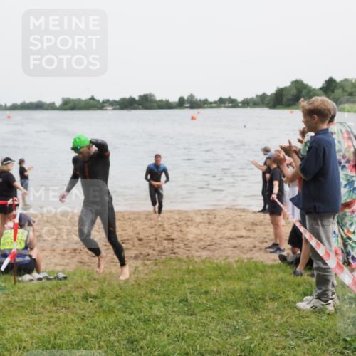 21.06.2025 - 27. Vierlanden-Triathlon MichiJ http://msf.ph/oto/8020919 15.06.2026 10:50:39 Schwimmen 753, 767 meine-sportfotos.de
