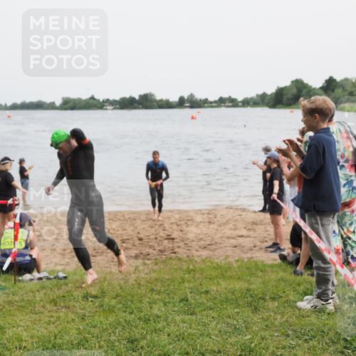 21.06.2025 - 27. Vierlanden-Triathlon MichiJ http://msf.ph/oto/8020930 15.06.2026 10:50:39 Schwimmen 753, 767 meine-sportfotos.de