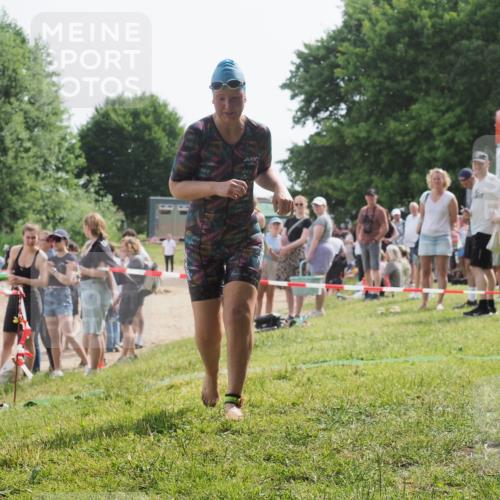15.06.2025 - 27. Vierlanden-Triathlon KatJ http://msf.ph/oto/8020931 15.06.2025 10:23:22 Schwimmen 531 meine-sportfotos.de