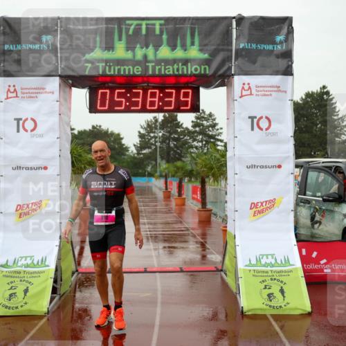 15.06.2025 - 7 Türme Triathlon Michael Strokosch http://msf.ph/oto/8020944 15.06.2025 15:38:39 Ziel 301 meine-sportfotos.de
