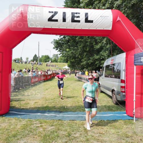 21.06.2025 - 27. Vierlanden-Triathlon MichiJ http://msf.ph/oto/8020948 15.06.2026 11:36:25 Ziel 247, 378, 472 meine-sportfotos.de