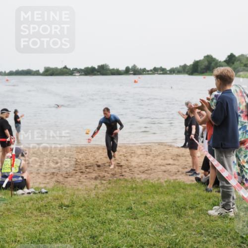 21.06.2025 - 27. Vierlanden-Triathlon MichiJ http://msf.ph/oto/8020972 15.06.2026 10:50:40 Schwimmen 753, 767 meine-sportfotos.de