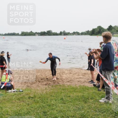 21.06.2025 - 27. Vierlanden-Triathlon MichiJ http://msf.ph/oto/8020976 15.06.2026 10:50:40 Schwimmen 753, 767 meine-sportfotos.de