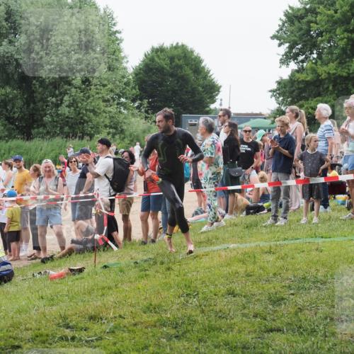 15.06.2025 - 27. Vierlanden-Triathlon KatJ http://msf.ph/oto/8020979 15.06.2025 10:51:08 Schwimmen 775 meine-sportfotos.de