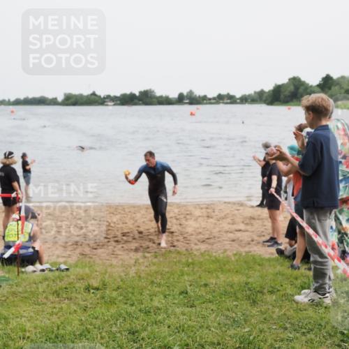 21.06.2025 - 27. Vierlanden-Triathlon MichiJ http://msf.ph/oto/8020981 15.06.2026 10:50:40 Schwimmen 753, 767 meine-sportfotos.de