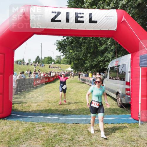 21.06.2025 - 27. Vierlanden-Triathlon MichiJ http://msf.ph/oto/8020985 15.06.2026 11:36:26 Ziel 247, 472 meine-sportfotos.de