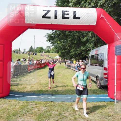 21.06.2025 - 27. Vierlanden-Triathlon MichiJ http://msf.ph/oto/8021002 15.06.2026 11:36:26 Ziel 247, 472 meine-sportfotos.de