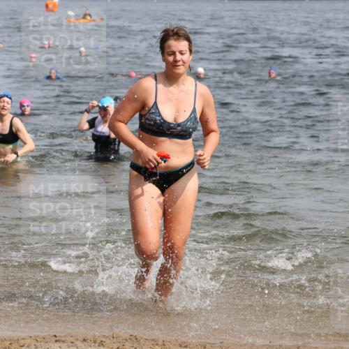 15.06.2025 - 27. Vierlanden-Triathlon Lena Gebhardt http://msf.ph/oto/8021010 15.06.2025 10:18:14 Schwimmen 515, 535, 550, 568, 586, 629 meine-sportfotos.de