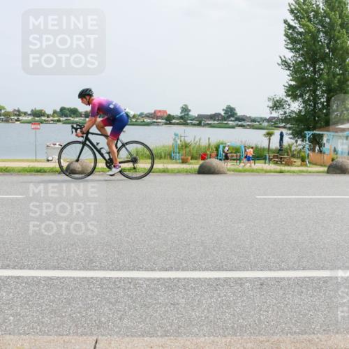 21.06.2025 - 27. Vierlanden-Triathlon H.Heesch http://msf.ph/oto/8021027 15.06.2025 12:04:29 Radfahren 725, 833, 904 meine-sportfotos.de