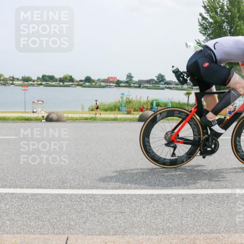 21.06.2025 - 27. Vierlanden-Triathlon H.Heesch http://msf.ph/oto/8021063 15.06.2025 12:04:32 Radfahren 725, 833 meine-sportfotos.de