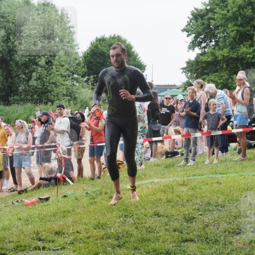 15.06.2025 - 27. Vierlanden-Triathlon KatJ http://msf.ph/oto/8021086 15.06.2025 10:51:10 Schwimmen 775 meine-sportfotos.de
