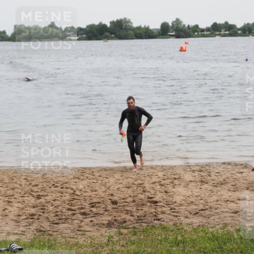 21.06.2025 - 27. Vierlanden-Triathlon MichiJ http://msf.ph/oto/8021112 15.06.2026 10:51:03 Schwimmen 775 meine-sportfotos.de