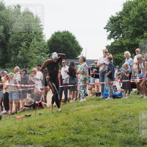 15.06.2025 - 27. Vierlanden-Triathlon KatJ http://msf.ph/oto/8021123 15.06.2025 10:51:42 Schwimmen 676 meine-sportfotos.de