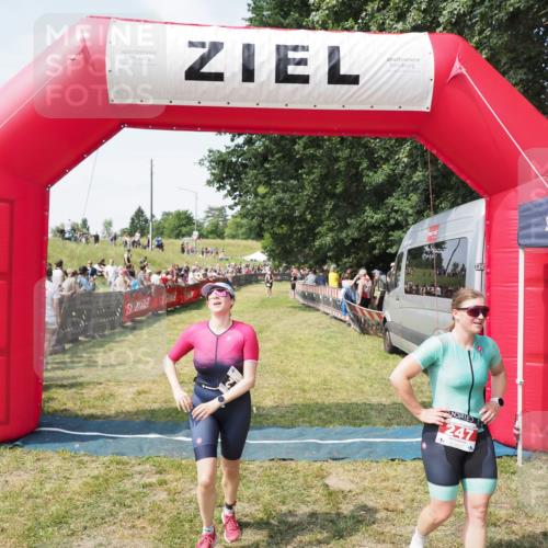 21.06.2025 - 27. Vierlanden-Triathlon MichiJ http://msf.ph/oto/8021136 15.06.2026 11:36:27 Ziel 247, 472 meine-sportfotos.de