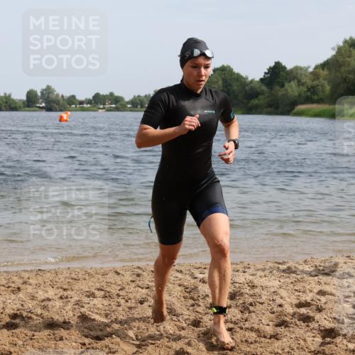 15.06.2025 - 27. Vierlanden-Triathlon Lena Gebhardt http://msf.ph/oto/8021140 15.06.2025 10:18:17 Schwimmen 495, 535, 568, 586 meine-sportfotos.de