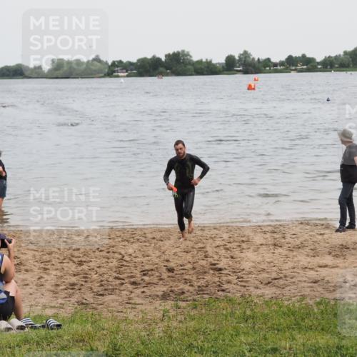 21.06.2025 - 27. Vierlanden-Triathlon MichiJ http://msf.ph/oto/8021150 15.06.2026 10:51:04 Schwimmen 775 meine-sportfotos.de