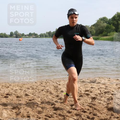 15.06.2025 - 27. Vierlanden-Triathlon Lena Gebhardt http://msf.ph/oto/8021151 15.06.2025 10:18:18 Schwimmen 495, 535, 568, 586 meine-sportfotos.de
