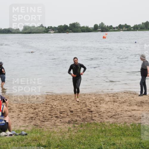 21.06.2025 - 27. Vierlanden-Triathlon MichiJ http://msf.ph/oto/8021156 15.06.2026 10:51:04 Schwimmen 775 meine-sportfotos.de