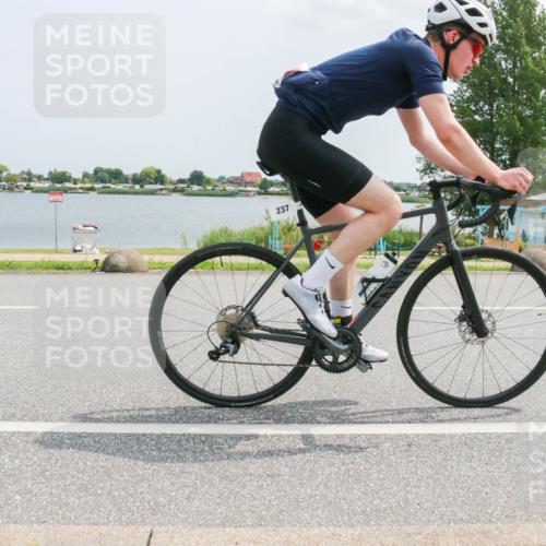 21.06.2025 - 27. Vierlanden-Triathlon H.Heesch http://msf.ph/oto/8021159 15.06.2025 12:04:39 Radfahren 237, 826 meine-sportfotos.de