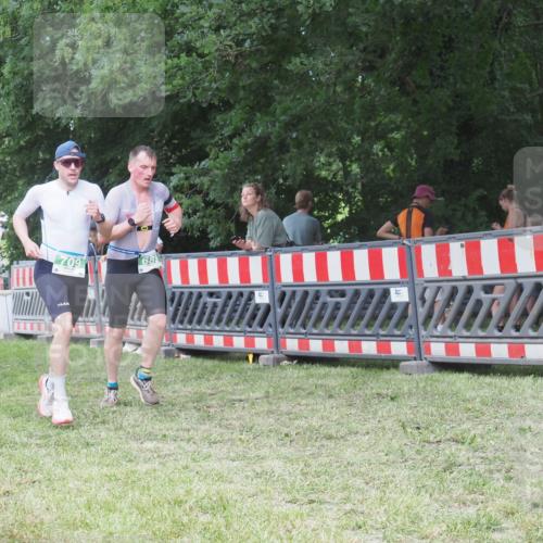 21.06.2025 - 27. Vierlanden-Triathlon KatJ http://msf.ph/oto/8021163 15.06.2025 13:20:28 Ziel 688, 694, 709 meine-sportfotos.de