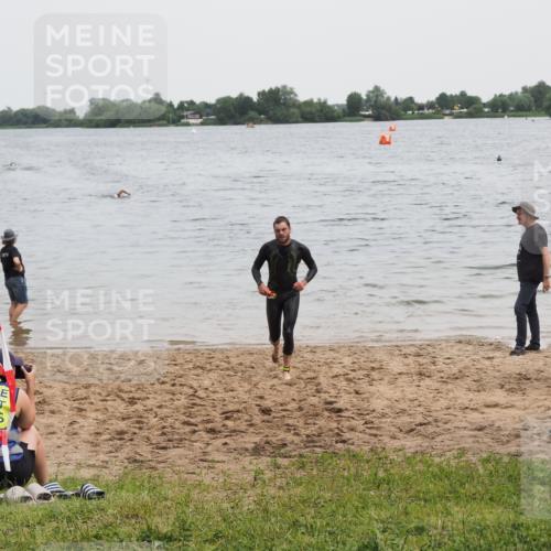 21.06.2025 - 27. Vierlanden-Triathlon MichiJ http://msf.ph/oto/8021164 15.06.2026 10:51:04 Schwimmen 775 meine-sportfotos.de