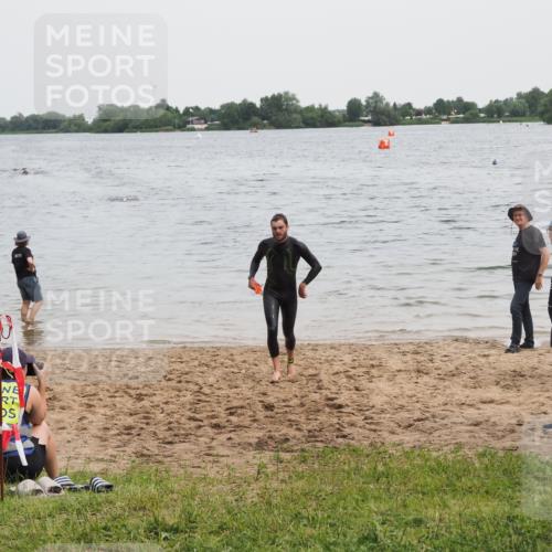 21.06.2025 - 27. Vierlanden-Triathlon MichiJ http://msf.ph/oto/8021182 15.06.2026 10:51:05 Schwimmen 775 meine-sportfotos.de