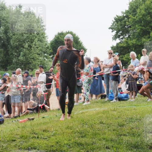 15.06.2025 - 27. Vierlanden-Triathlon KatJ http://msf.ph/oto/8021199 15.06.2025 10:51:43 Schwimmen 676 meine-sportfotos.de