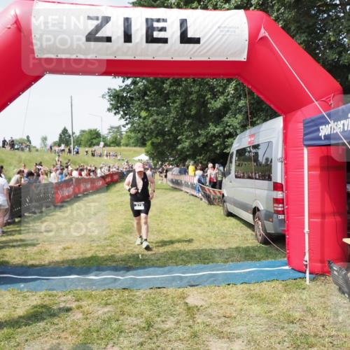 21.06.2025 - 27. Vierlanden-Triathlon MichiJ http://msf.ph/oto/8021209 15.06.2026 11:36:37 Ziel 379 meine-sportfotos.de