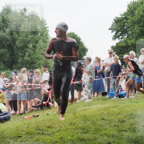 15.06.2025 - 27. Vierlanden-Triathlon KatJ http://msf.ph/oto/8021225 15.06.2025 10:51:43 Schwimmen 676 meine-sportfotos.de