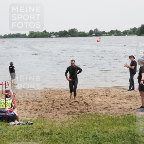 21.06.2025 - 27. Vierlanden-Triathlon MichiJ http://msf.ph/oto/8021236 15.06.2026 10:51:05 Schwimmen 775 meine-sportfotos.de