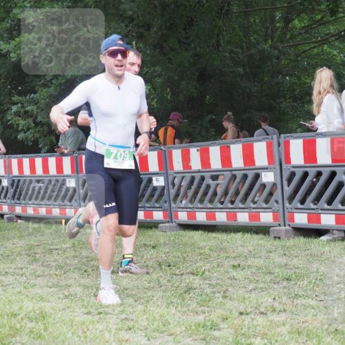 21.06.2025 - 27. Vierlanden-Triathlon KatJ http://msf.ph/oto/8021242 15.06.2025 13:20:29 Ziel 688, 694, 709 meine-sportfotos.de