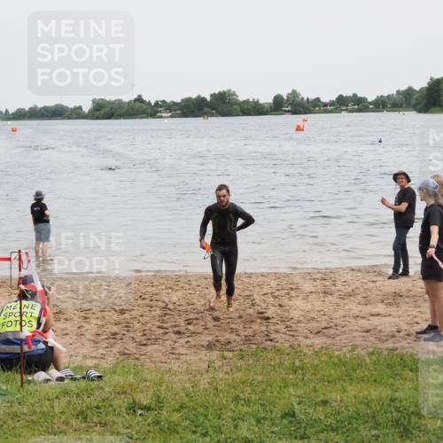21.06.2025 - 27. Vierlanden-Triathlon MichiJ http://msf.ph/oto/8021247 15.06.2026 10:51:05 Schwimmen 775 meine-sportfotos.de